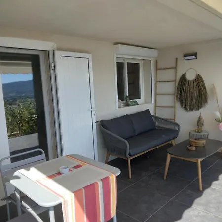 לינה וארוחת בוקר Le Spot 577